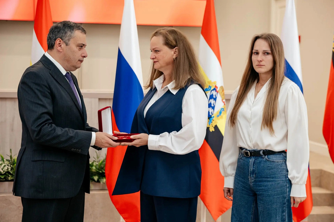 Александр Хинштейн в честь двухлетия со дня образования бригады «БАРС-Курск» вручил награды бойцам