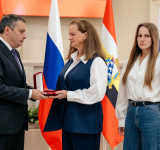 Александр Хинштейн в честь двухлетия со дня образования бригады «БАРС-Курск» вручил награды бойцам