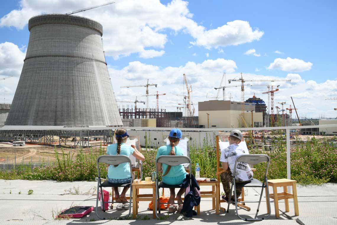 Курская АЭС организовала пленэр для юных художников и мастеров кисти