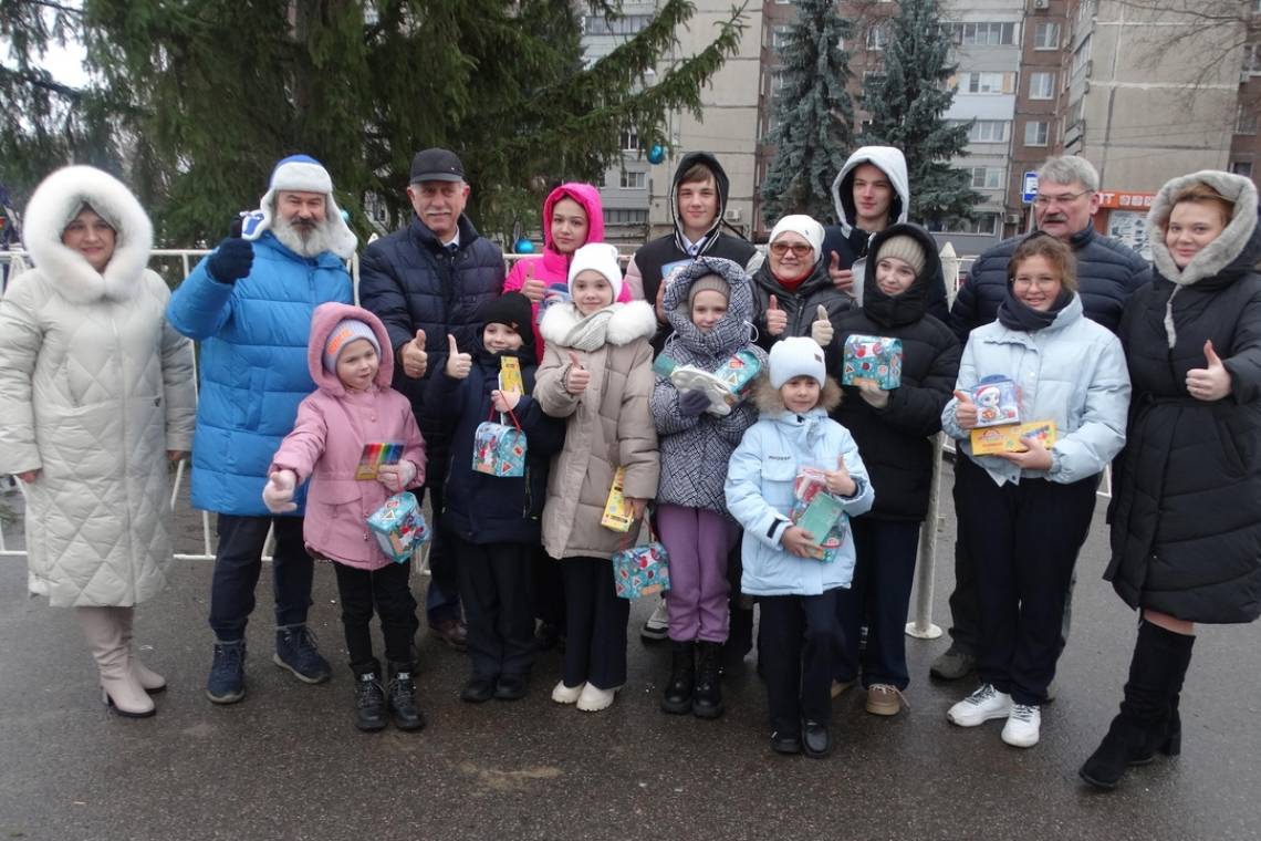 В Курчатов приехала новогодняя елочка и уже красуется на площади Свободы 
