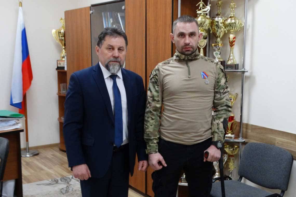 В администрации Курчатовского района вручили заслуженную награду участнику СВО