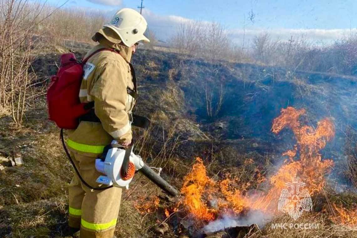 Соблюдайте правила пожарной безопасности! Не поджигайте сухую траву!