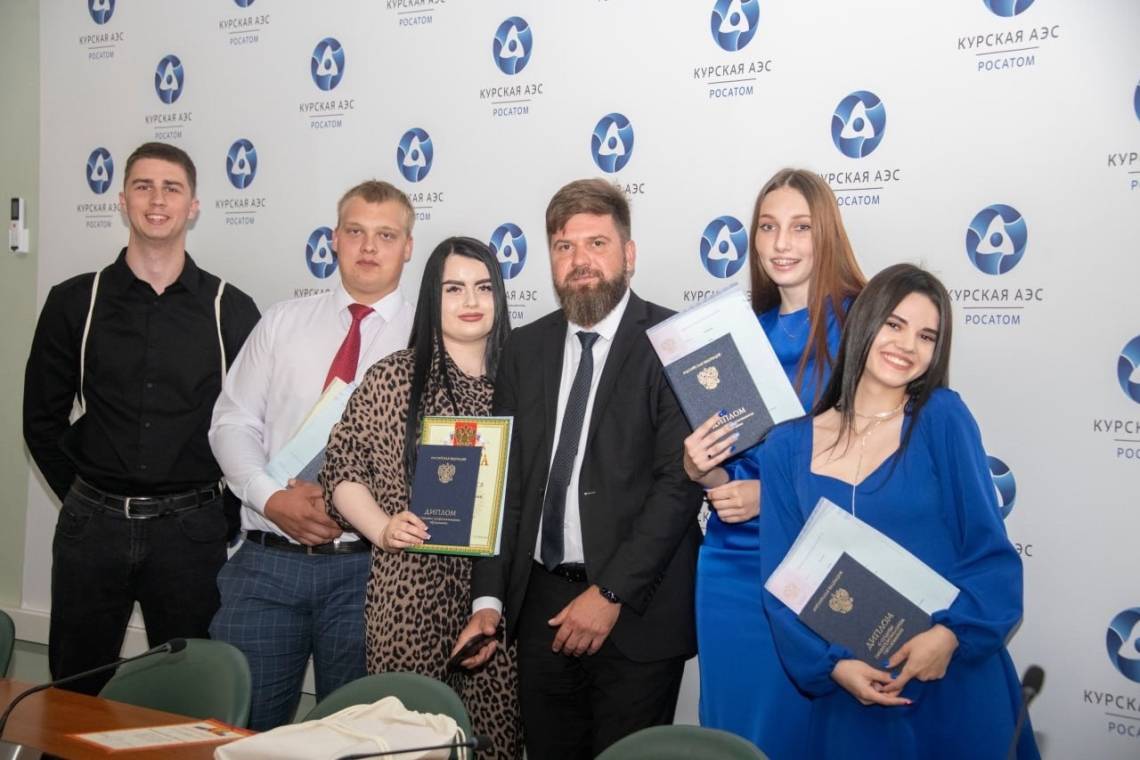 В Управлении коммуникаций Курской АЭС прошла торжественная церемония вручения дипломов выпускникам КГПК