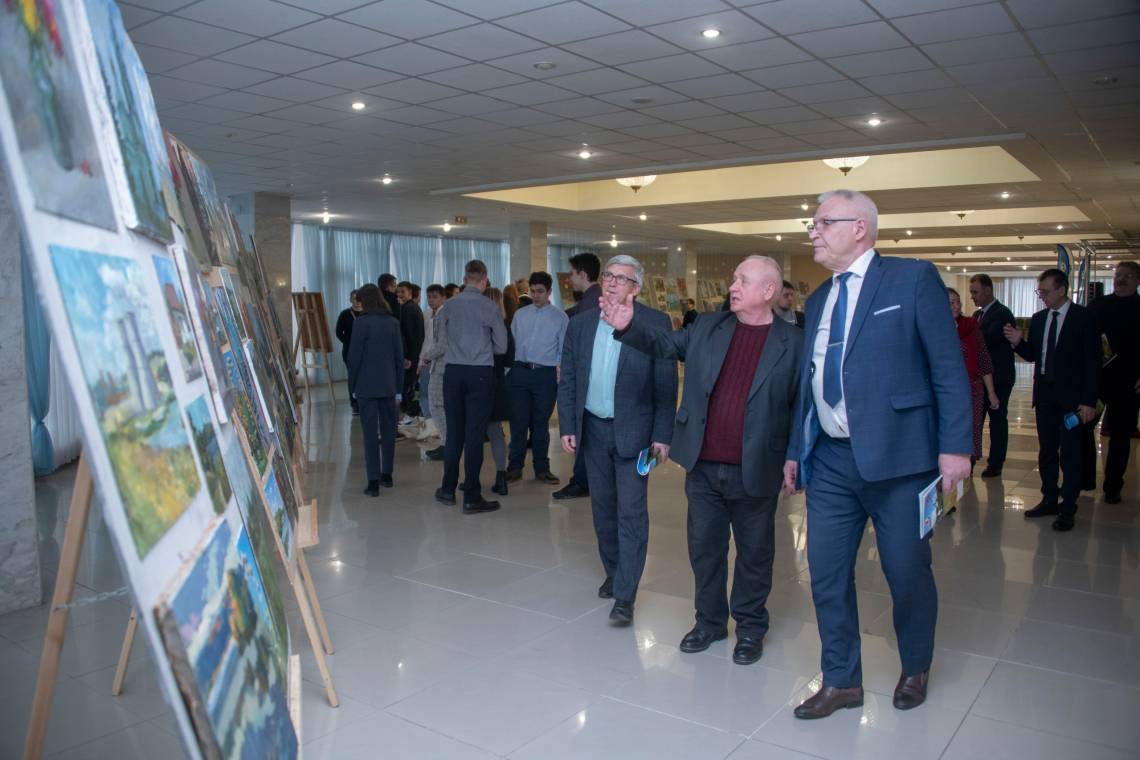 При поддержке Курской АЭС в Курчатове открылась выставка картин