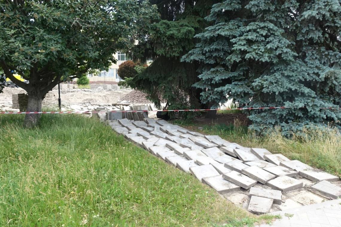 В Курчатове в Саду искусств демонтируют плитку