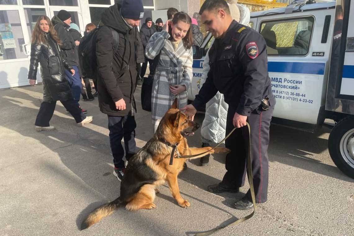 В Курчатове сотрудники полиции провели профориентацию для будущих выпускников школ