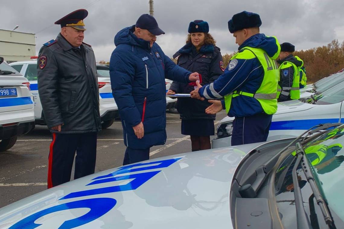 Сотрудникам полиции Курской области вручили более 100 новых автомобилей
