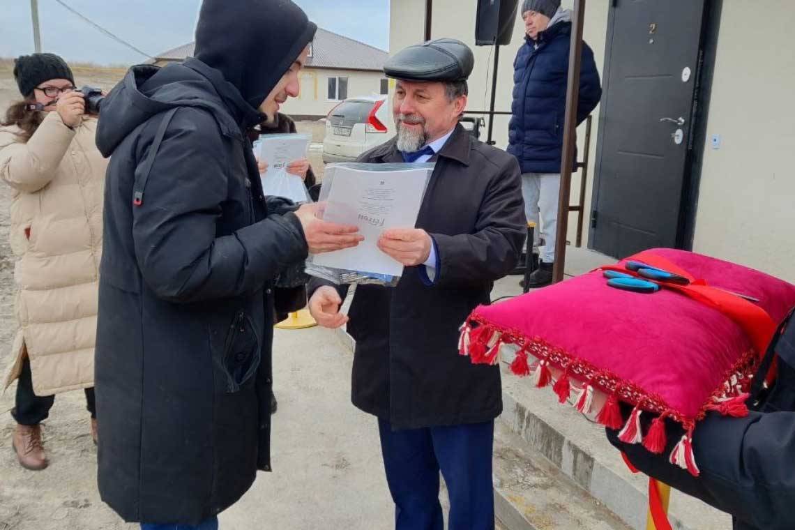 В Курчатовском районе 15 детей-сирот и детей, оставшихся без попечения родителей, получили ключи от новых квартир