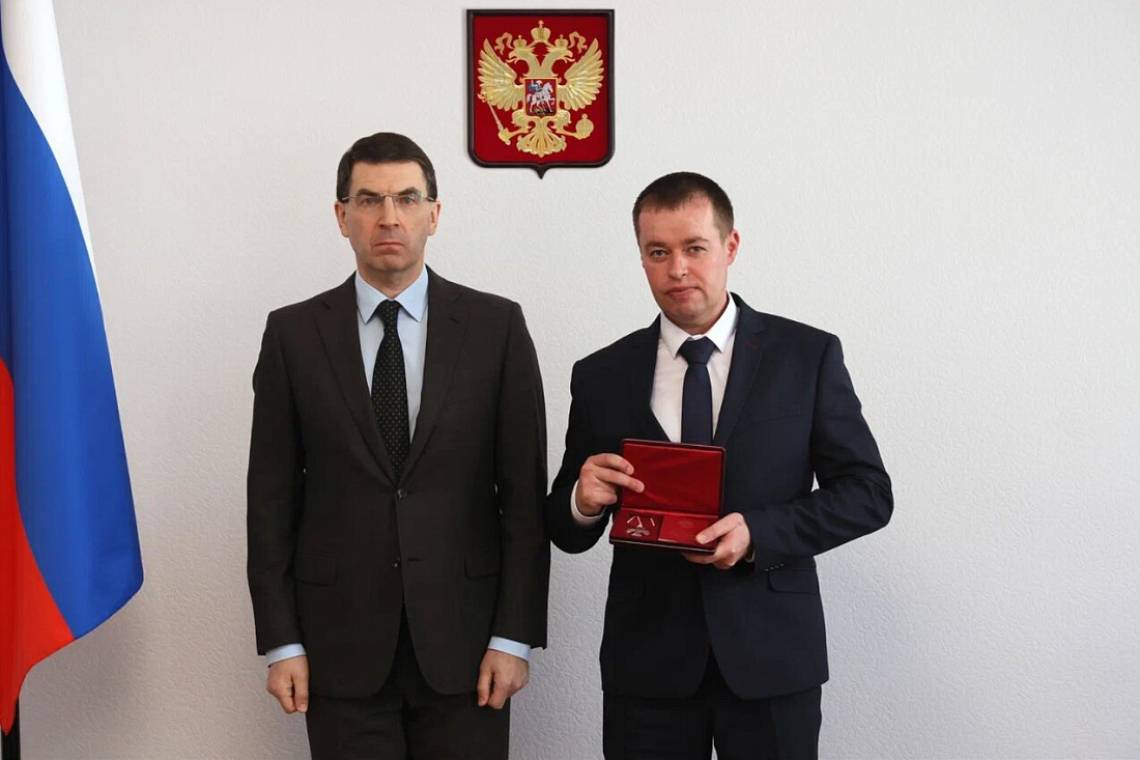 Супругу погибшей курской журналистки вручили государственную награду его жены