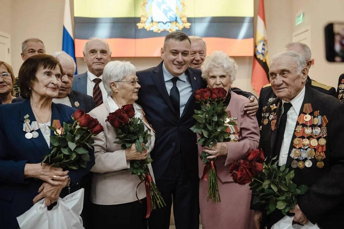 Врио губернатора Курской области Александр Хинштейн вручил ветеранам юбилейные медали к 80-летию Победы