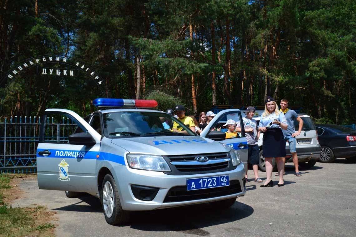 Полицейские напомнили ребятам, отдыхающим в летних лагерях, о важности соблюдения правил дорожного движения и безопасности в виртуальном пространстве