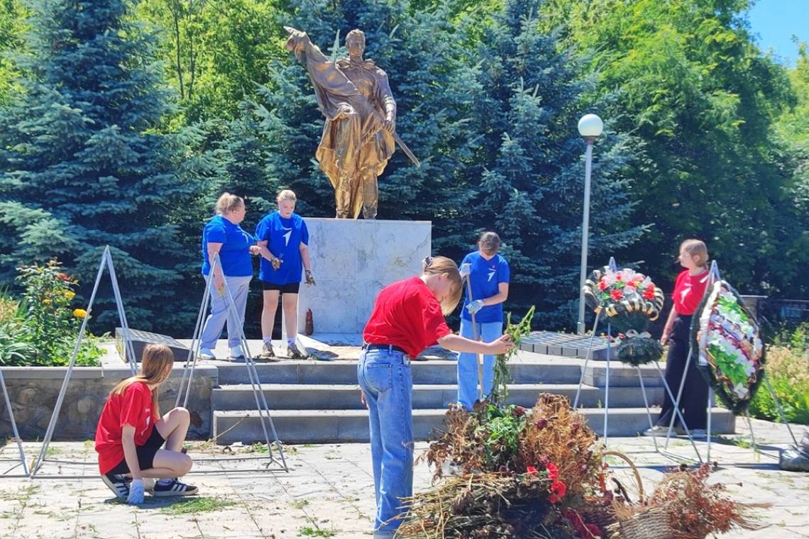 "Первые" города Курчатова и Курчатовского района навели порядок на братских могилах