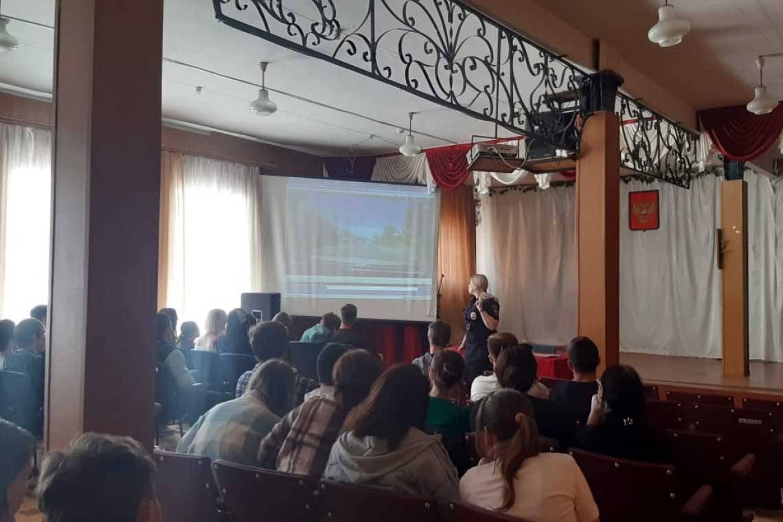 Курчатовские госавтоинспекторы напомнили студентам о правилах управления мототранспортом