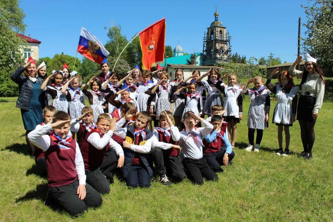 Празднику пионерии салют!