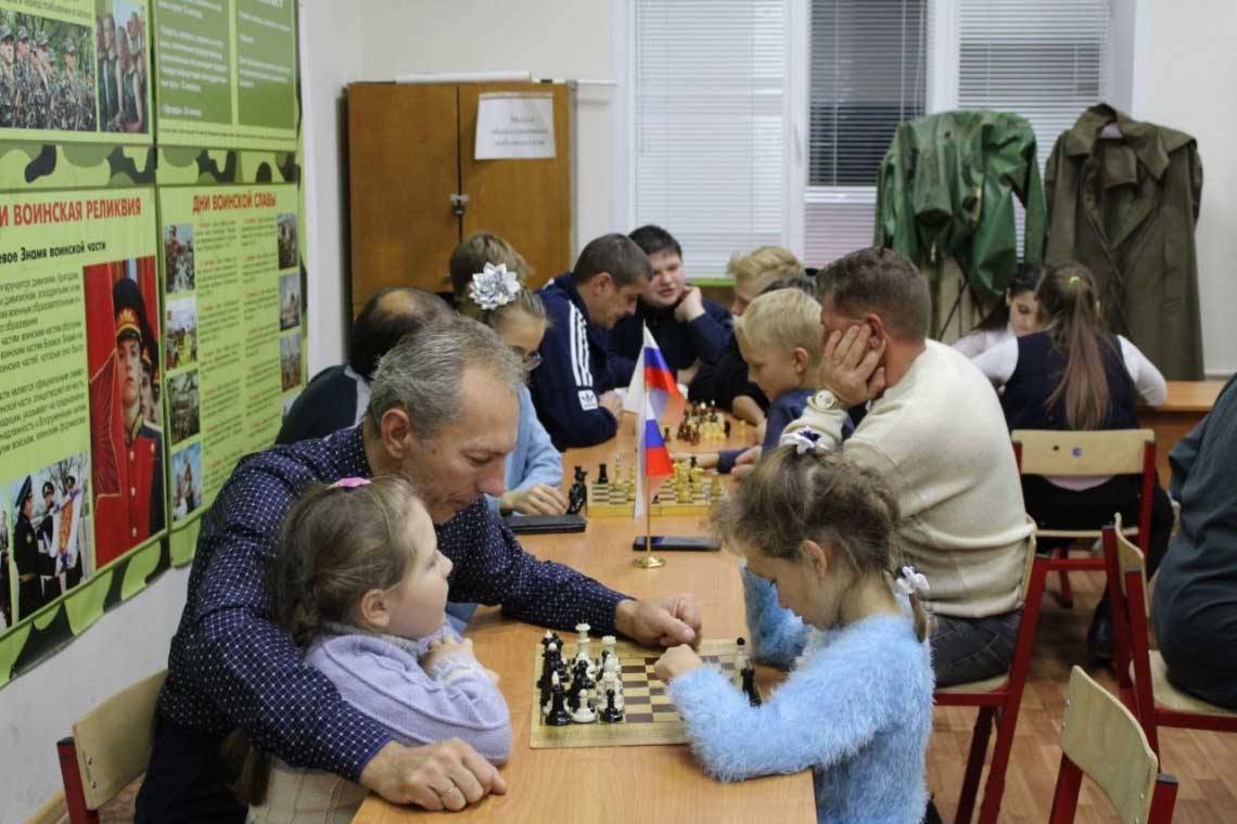 В школе №2 поселка имени Карла Либкнехта прошел шахматный турнир, посвященный Дню отца