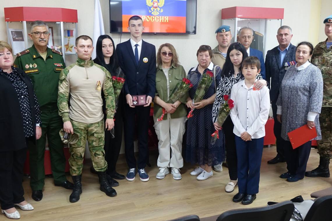 В курчатовской школе №5 почтили память выпускника Дениса Неганова