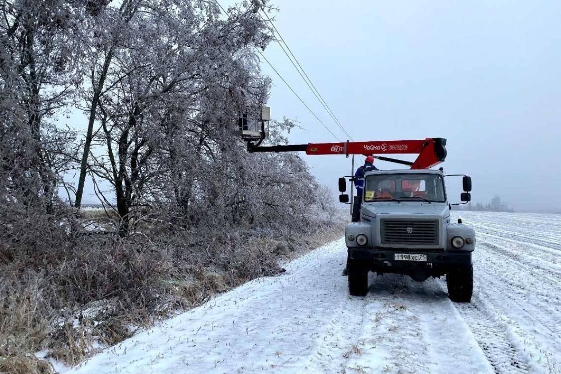 В Курской области энергетики продолжают восстановительные работы после непогоды