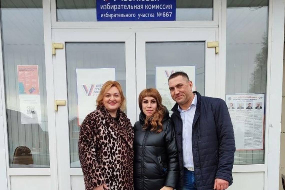 В день выборов президента на избирательный участок пришли молодожены из Октябрьского района 