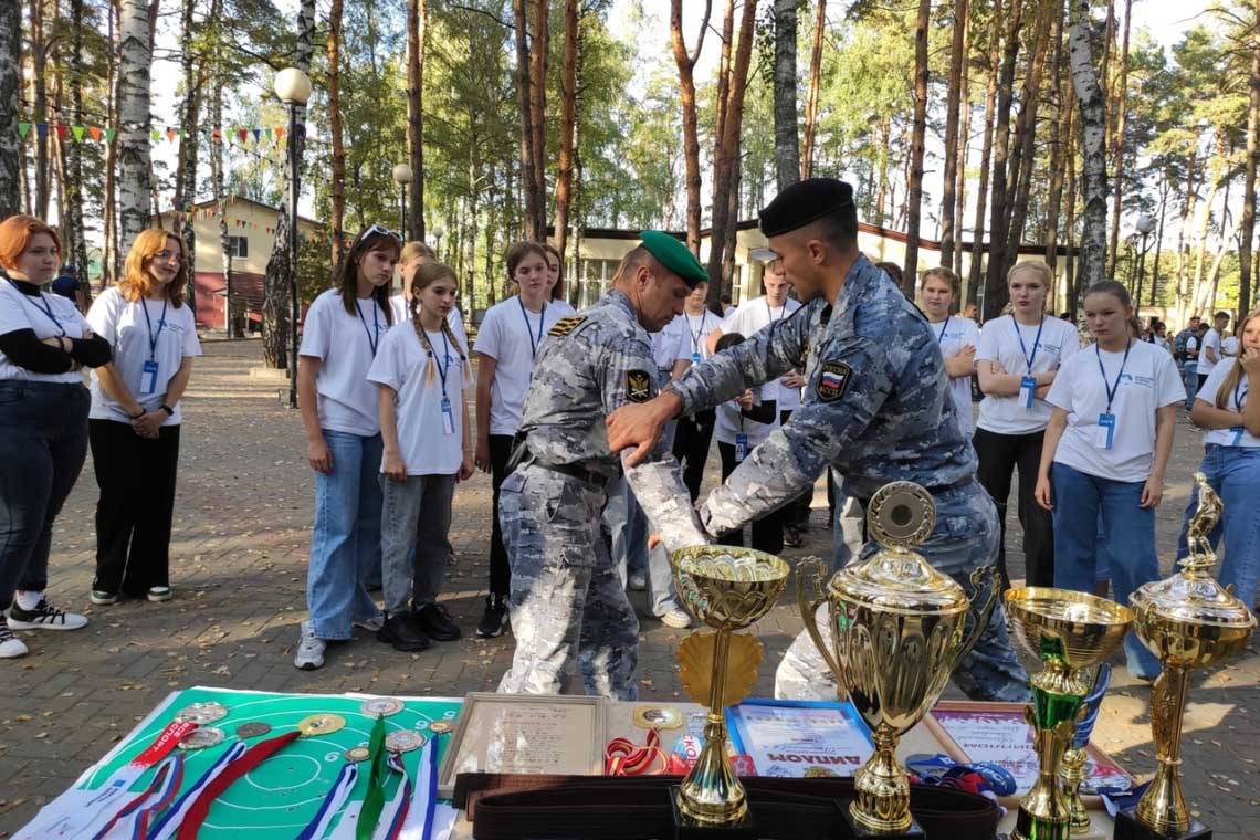 Судебные приставы для школьников провели «Урок мужества» 