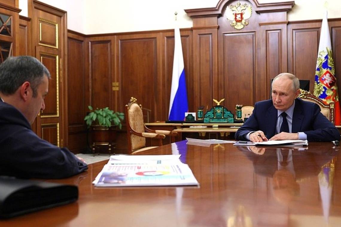 Президент встретился в Кремле с временно исполняющим обязанности губернатора Курской области Александром Хинштейном
