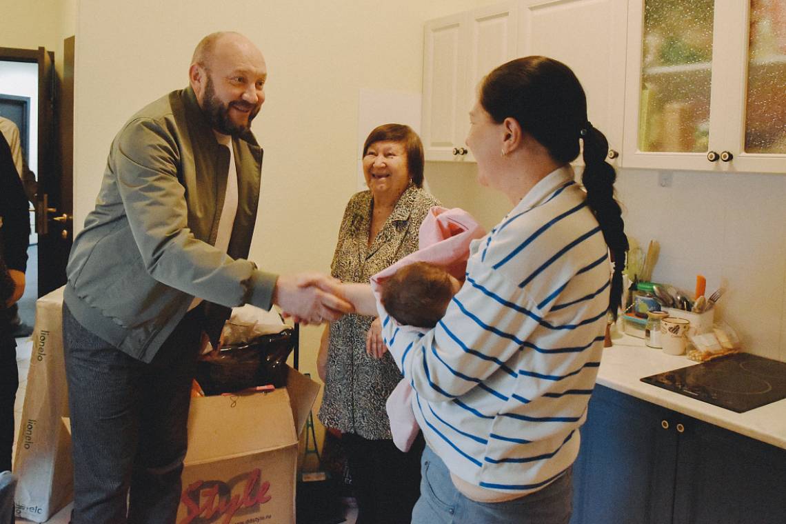 В одном из курских пунктов временного размещения семьям с новорожденными детьми вручили подарки