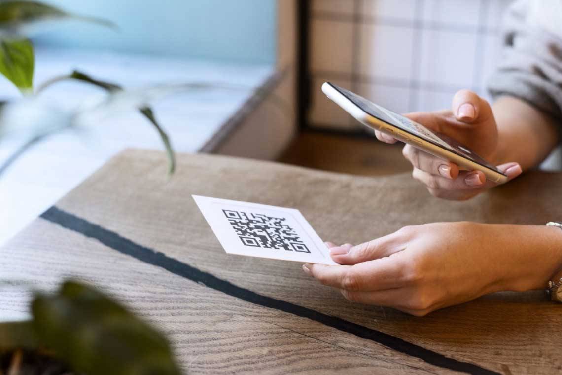 Курян предупреждают об аферах с QR-кодами