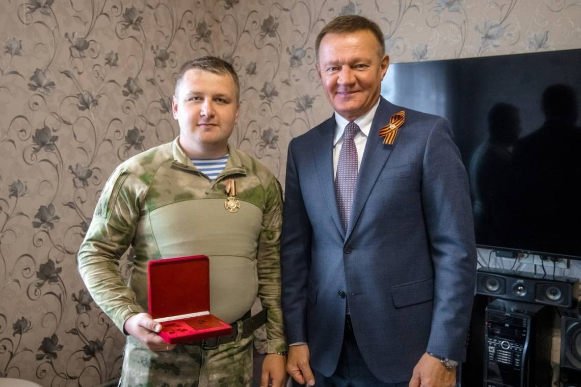 Роман Старовойт вручил героям СВО нагрудные знаки "За верность долгу и мужество"