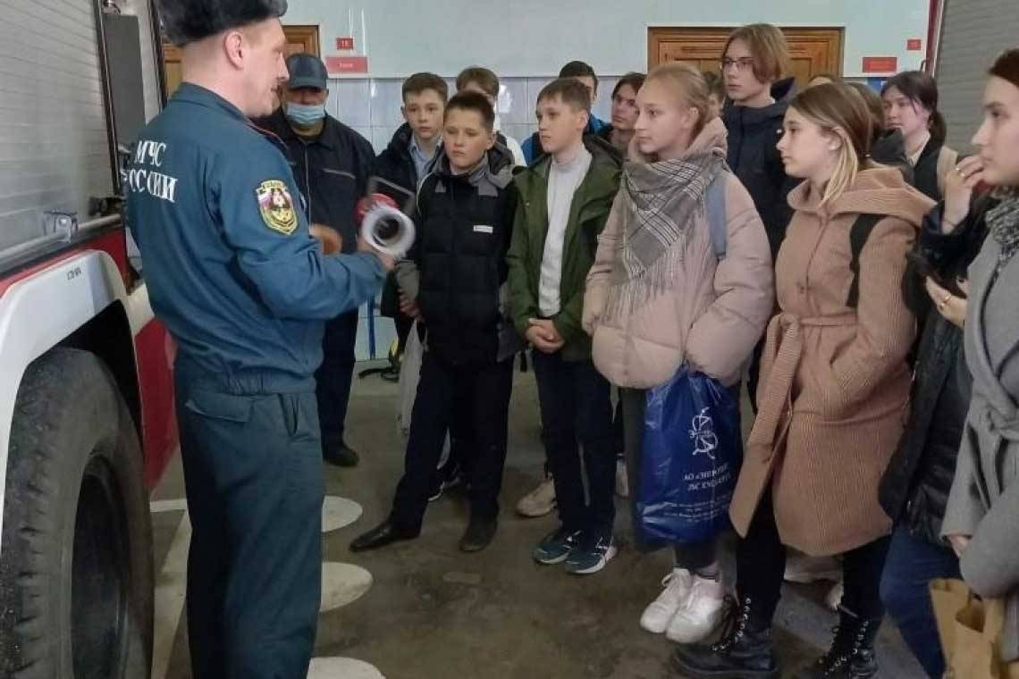 Курчатовские школьники побывали на экскурсии в пожарной части