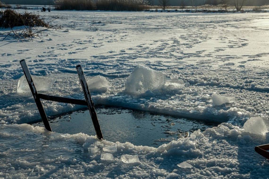Как правильно окунаться в прорубь в крещенские купания