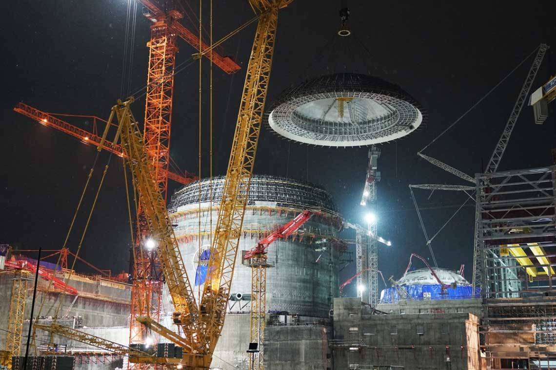 На втором энергоблоке строящейся Курской АЭС-2 установлен купол внутренней защитной оболочки 