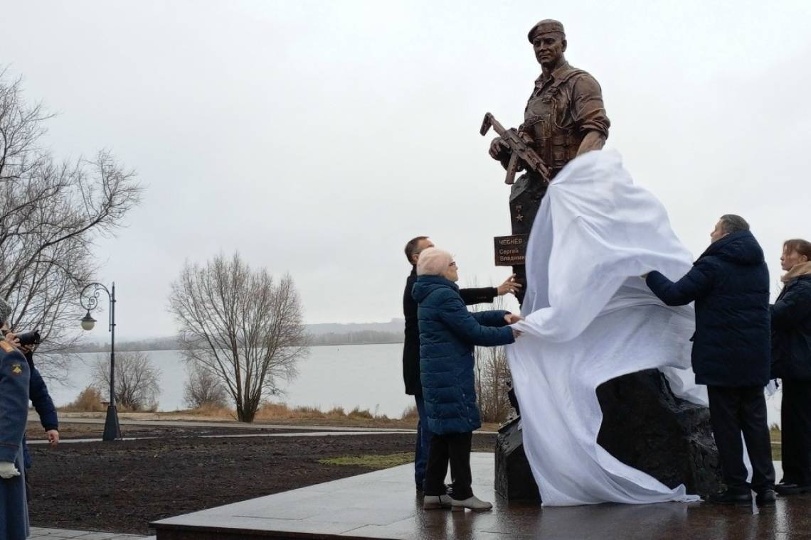 В Курчатове открыли памятник Сергею Чебневу