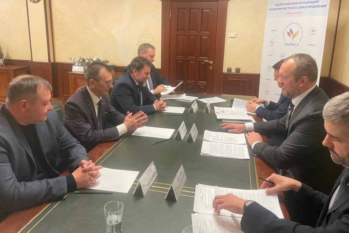 Куряне обсудили в ВАРМСУ проблемы местного самоуправления с представителем Кремля